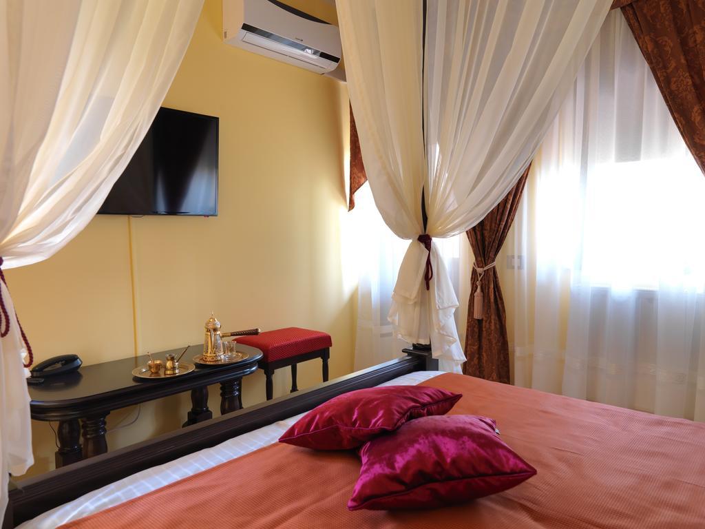 La Favorita Guesthouse Boutique Craiova Room photo