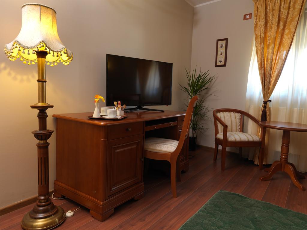 La Favorita Guesthouse Boutique Craiova Room photo